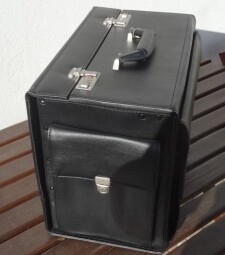 Kvalitní černá brašna 43×32×25 cm se zámkem – univerzální